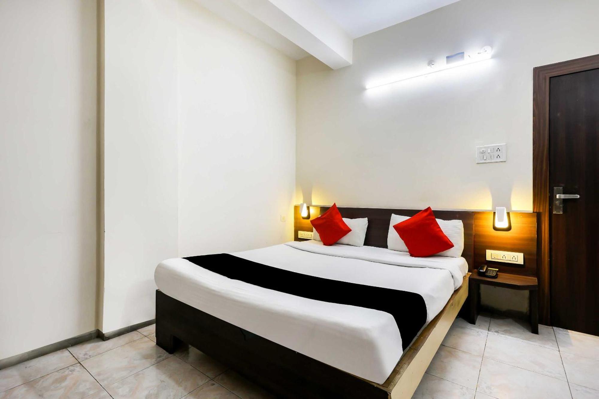 Collection O 3761 Shree Datta Hotel 3*