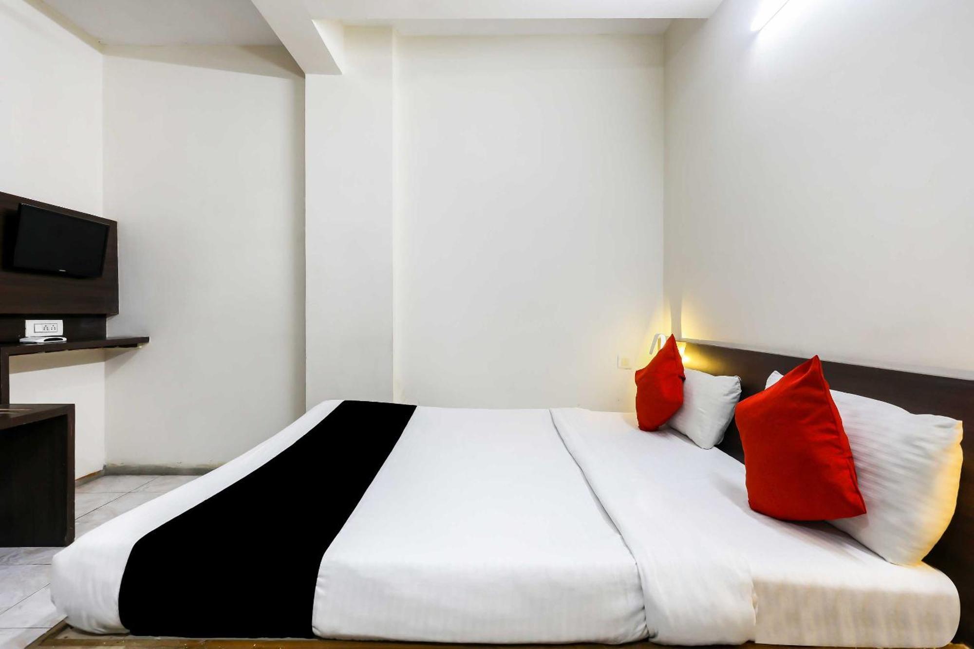 Collection O 3761 Shree Datta Hotel 3*