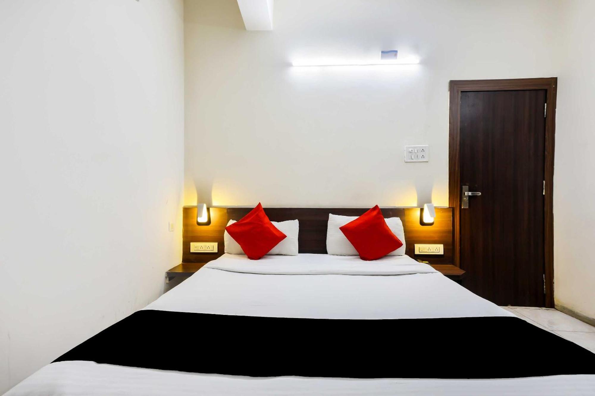 Collection O 3761 Shree Datta Hotel 3*